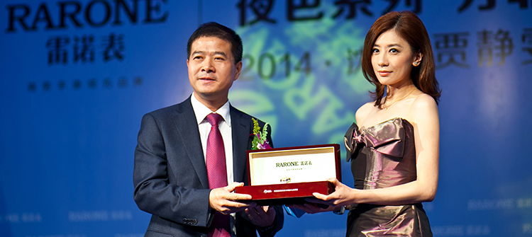 “夜色系列”發(fā)布女士新款腕表， “女性，讓時(shí)光飛”公益活動(dòng)助力女性綻放夢想，知名藝人賈靜雯優(yōu)雅助陣。